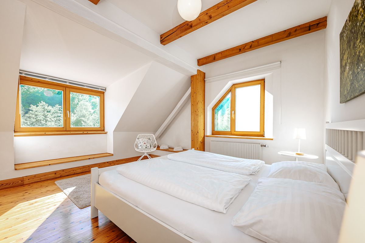 Doppelzimmer mit Dachschräge und zwei Fenstern