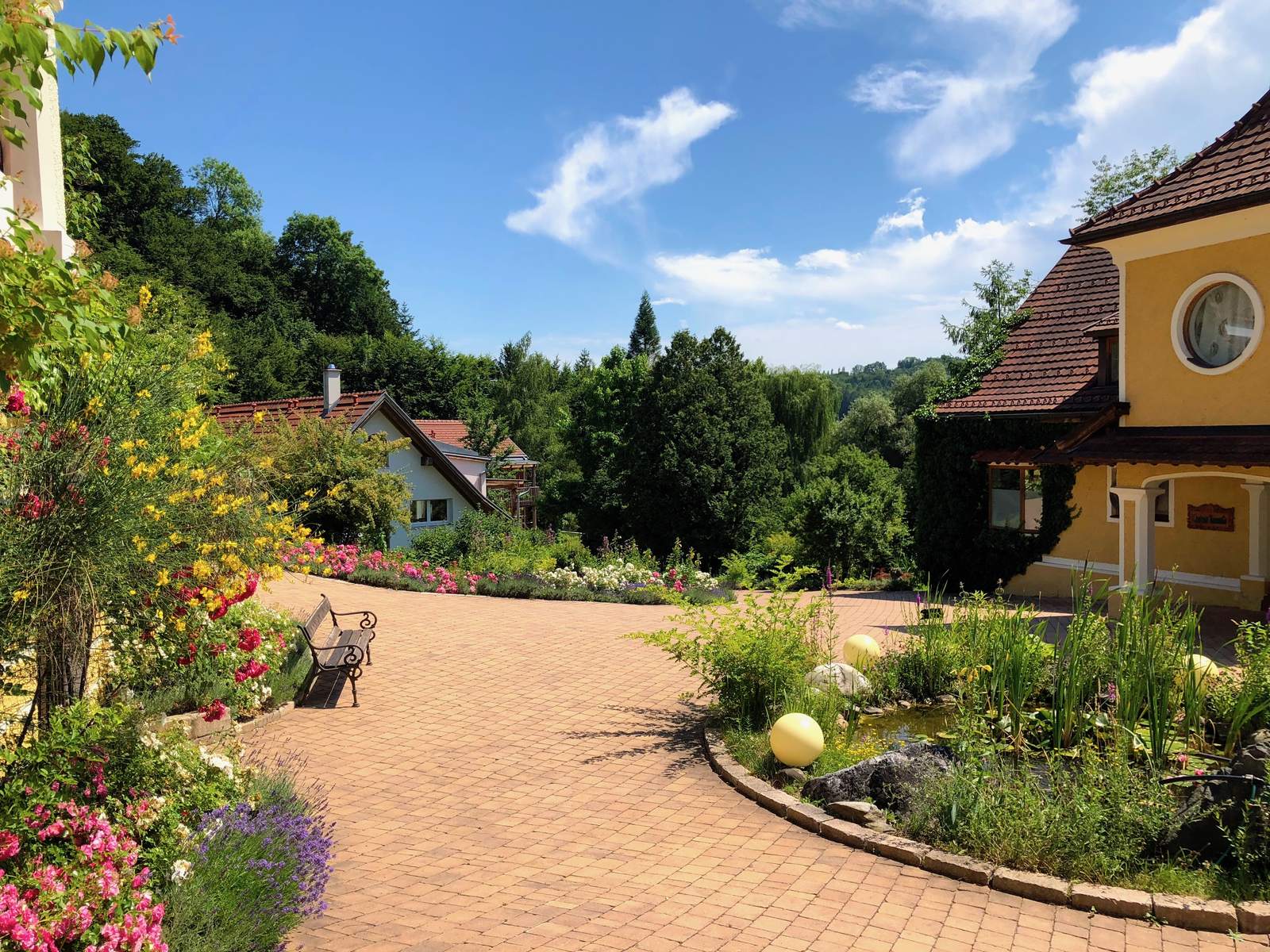Der Lebensgarten von TamanGa mit Wegen, Beeten und den Häusern